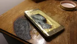 Lagi Samsung Galaxy S6 Edge terbakar habis saat ditinggalkan dalam keadaan mati