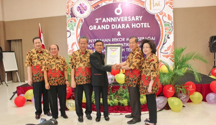 Sematkan Batik Nusantara sebagai Dekorasi Hotel, Grand Diara Raih Rekor MURI