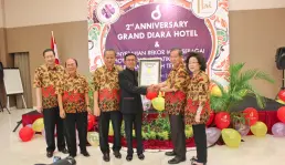 Sematkan Batik Nusantara sebagai Dekorasi Hotel Grand Diara Raih Rekor MURI