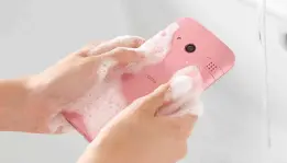 Kyocera Rafre Smartphone Unik Bisa Dicuci Dengan Sabun 