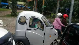 Motor dengan kabin terlihat di jalanan kota Solo